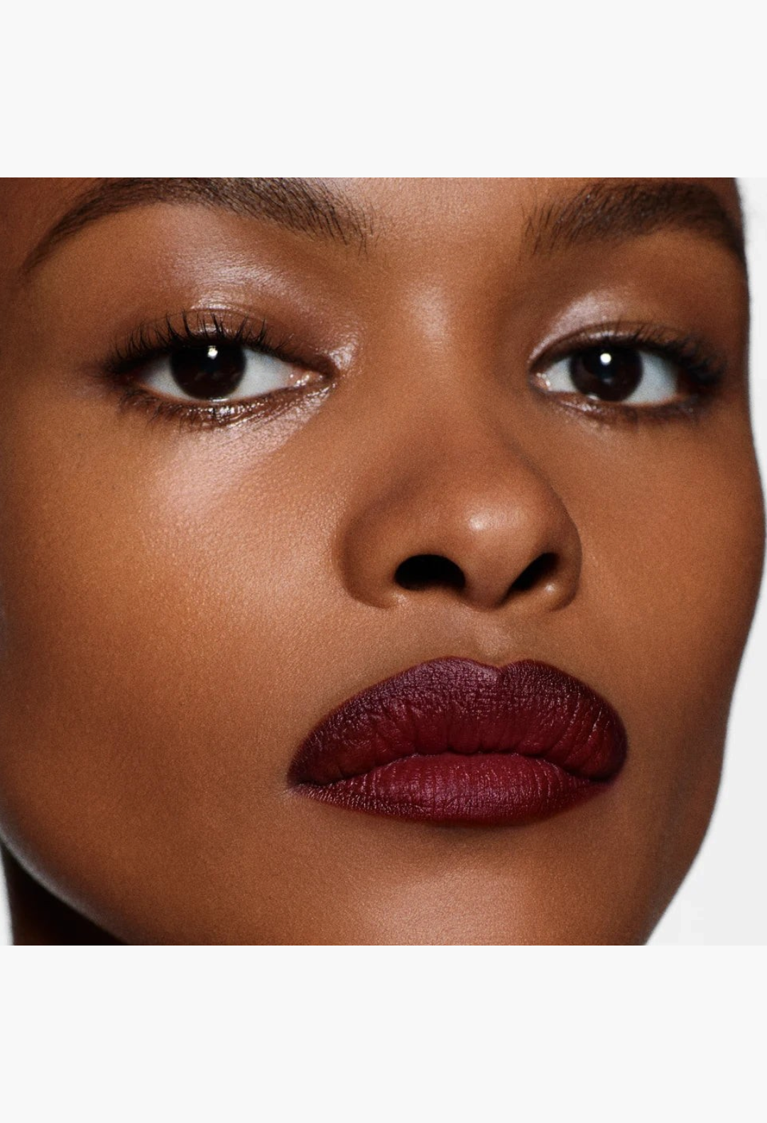 GLAM MODA Victoria Beckham Beauty Lip Definer pencil applied on a model with deep red matte lips