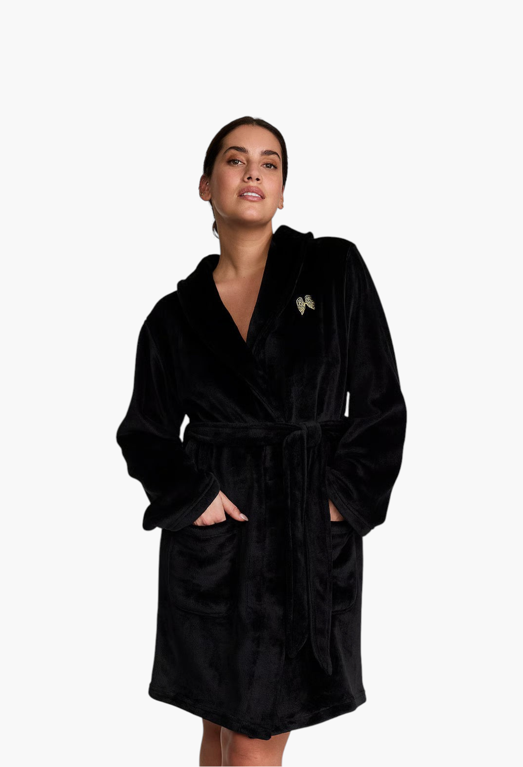 GLAM MODA black plush robe with shawl collar, tie waist, and side pockets worn by a model