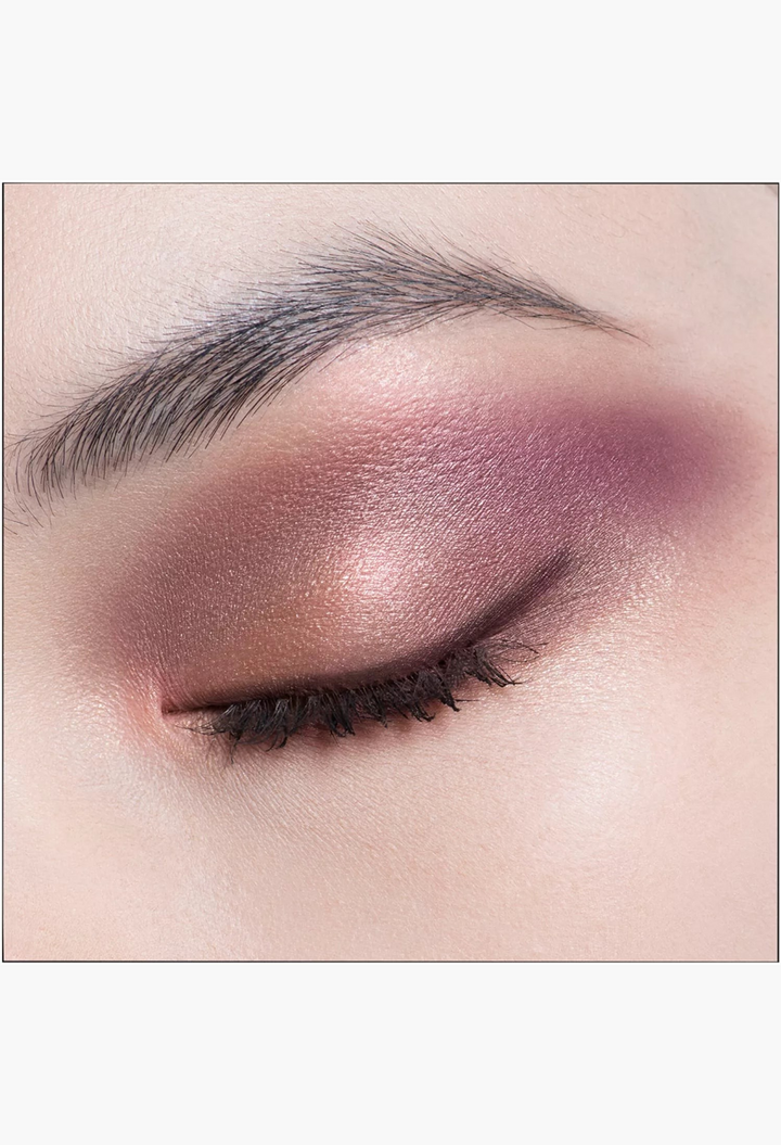GLAM MODA Diorshow 5 Couleurs eyeshadow palette applied on eyelid with shimmering mauve and plum tones