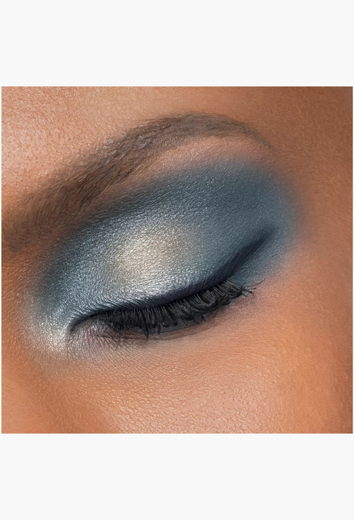 GLAM MODA Diorshow 5 Couleurs eyeshadow palette applied on eyelid with metallic blue and silver shimmer finish