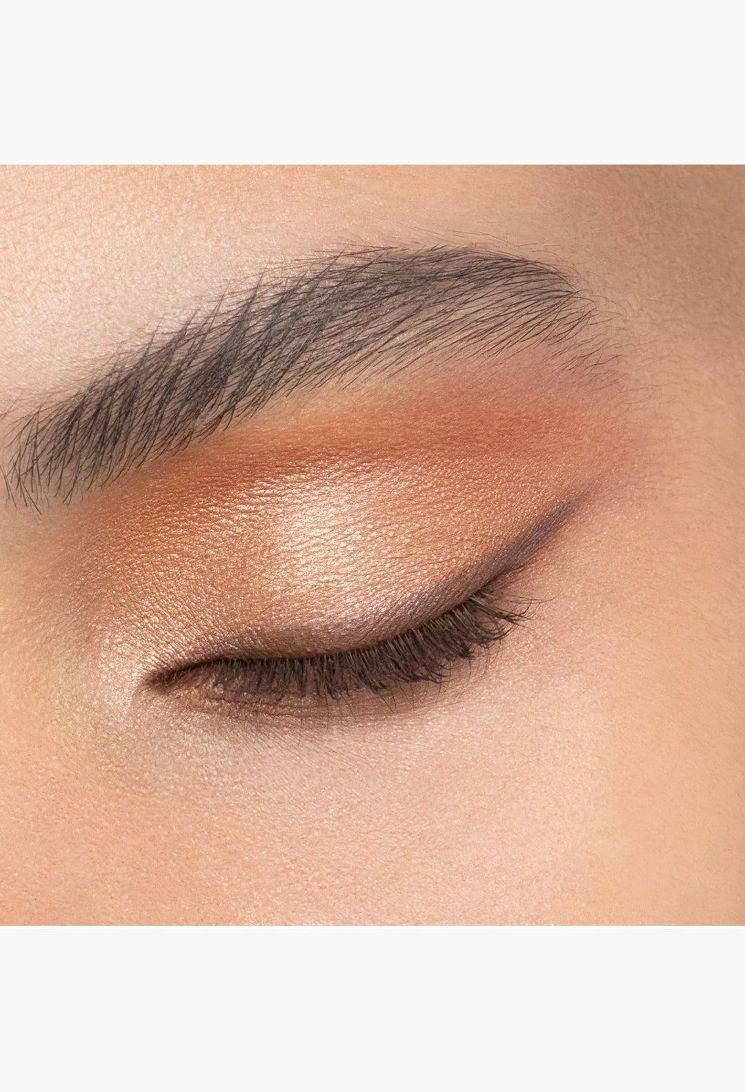 GLAM MODA Diorshow 5 Couleurs eyeshadow palette applied on eyelid with shimmering bronze and neutral tones