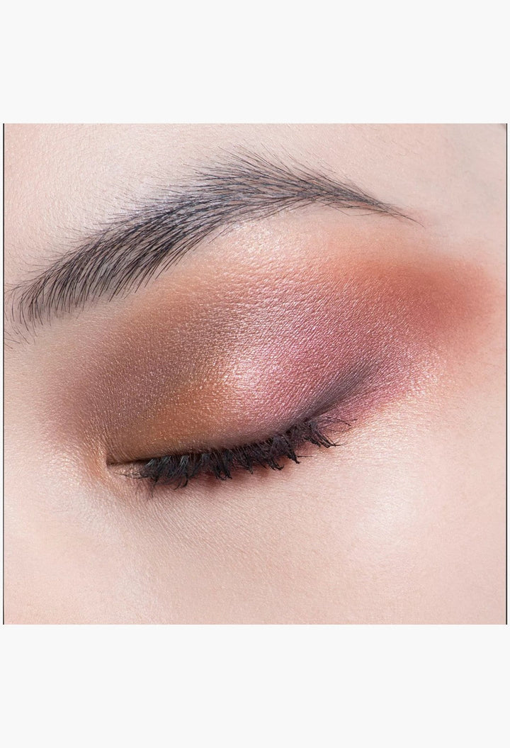 GLAM MODA Diorshow 5 Couleurs eyeshadow palette applied on a closed eyelid with shimmering pink and brown tones