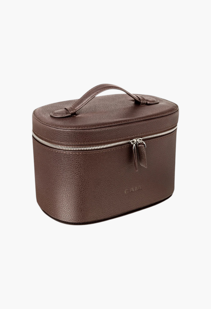 GLAM MODA brown vegan leather beauty case with a top handle and silver zipper closure for travel organization.