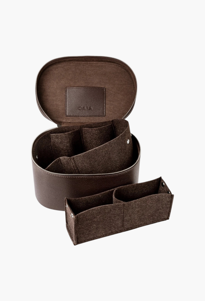GLAM MODA brown vegan leather beauty case with a removable felt interior organizer for travel and vanity storage.