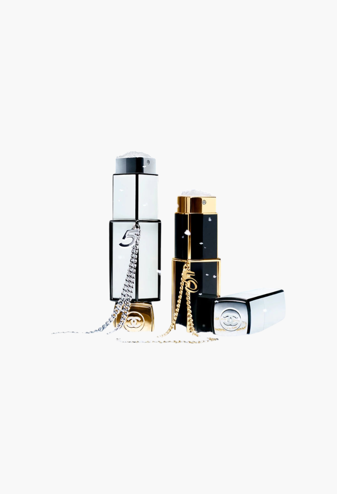 GLAM MODA Chanel N°5 L'eau purse sprays with jewellery chains in a snowy holiday setting