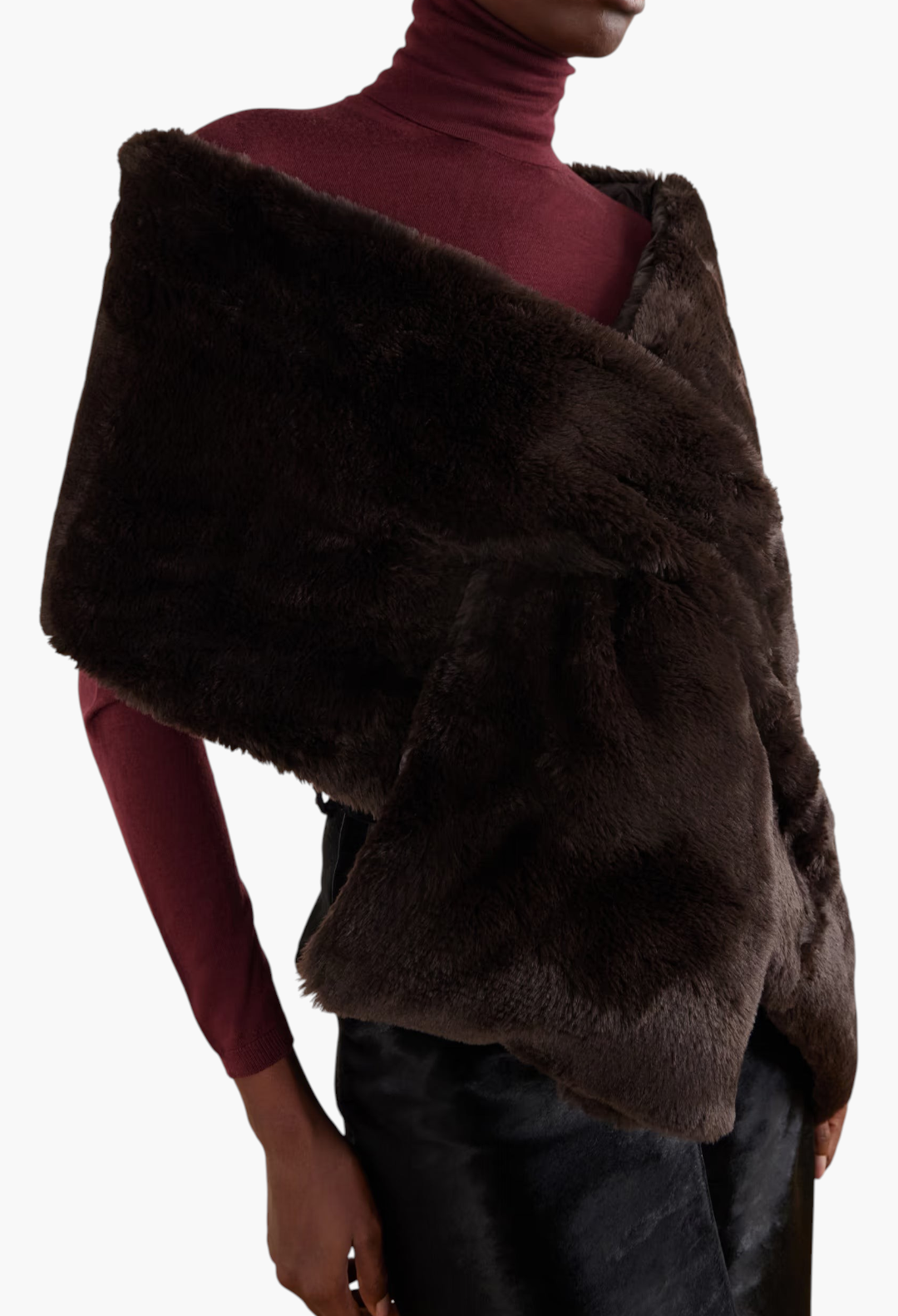 GLAM MODA Piacere plush brown scarf with quilted shell reverse and slot-through bow fastening worn by a model.